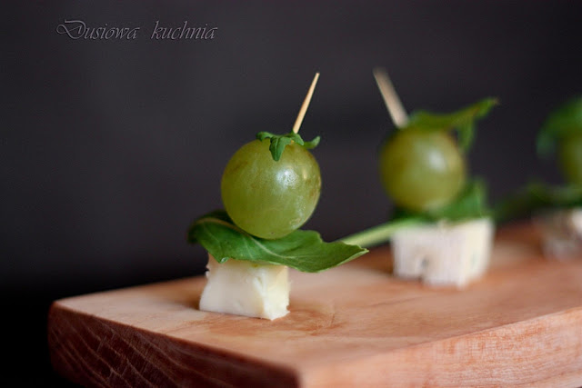 koreczki, gorgonzola, winogrona z gorgonzolą, koreczki z gorgonzolą, przekąska z gorgonzolą, rukola